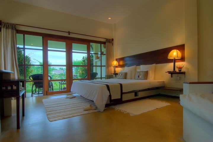 Room 4 of 77
