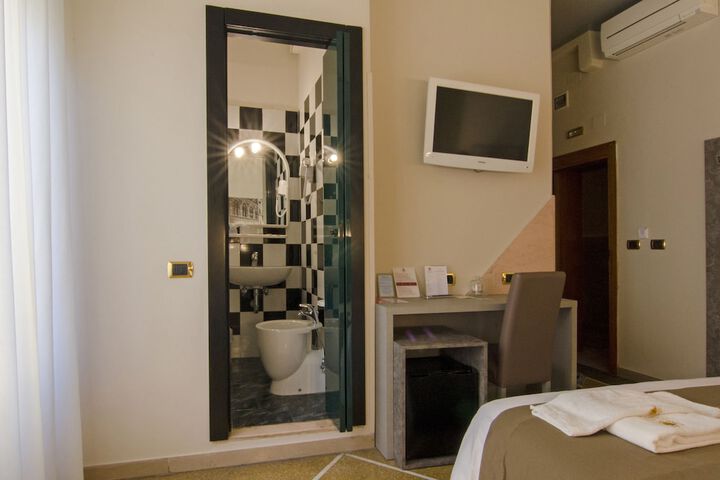 Room 6 of 13
