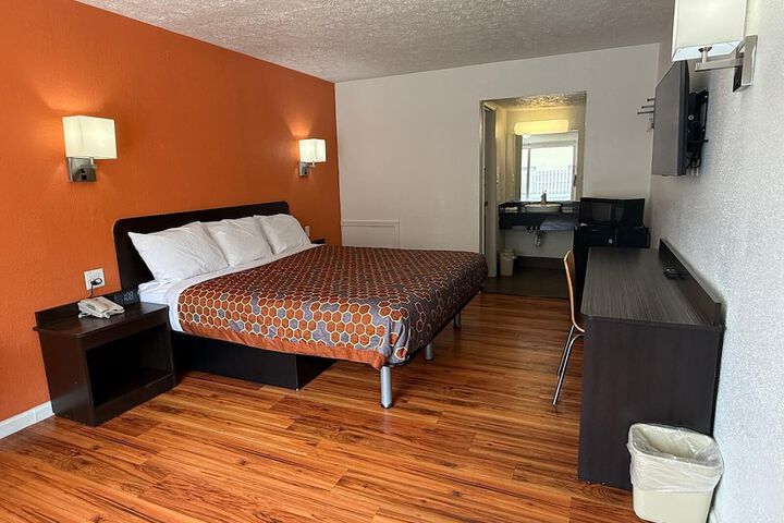 1 King Bed (4 of 17)