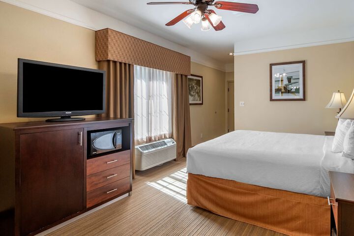 1 King Bed High Speed Internet Accessible Microwave and Refrigerator Pillowtop Bed 27 Inch Flat Screen Television Oversized Desk Full Breakfast (16 of 23)