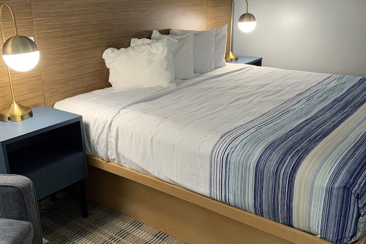 1 King Bed (13 of 13)