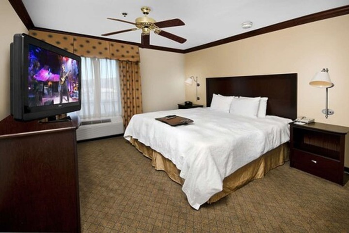 1 King Bed Accessible (23 of 30)