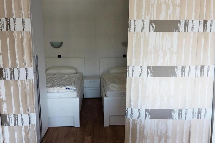 Room 6 of 12