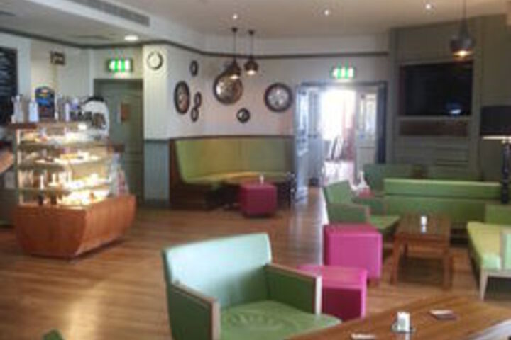 Lounge 3 of 35