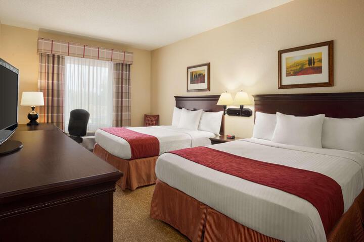 2 Queen Beds (2 of 4)