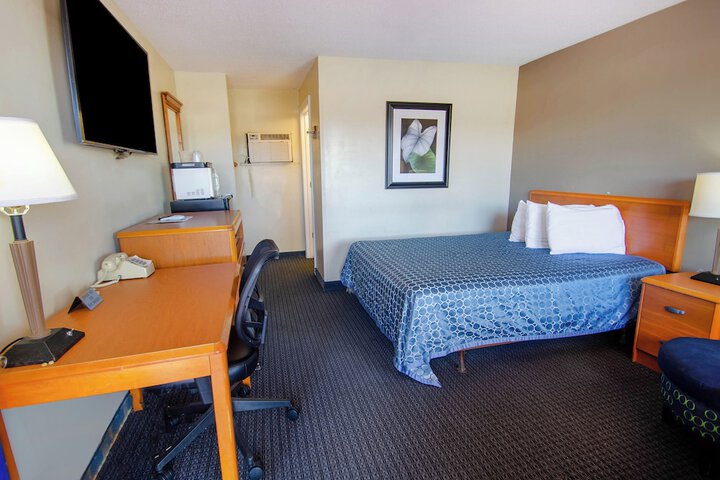 Single Room 1 Queen Bed (2 of 26)