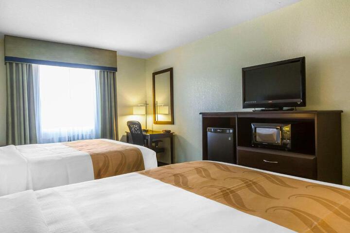 1 Queen Bed (7 of 10)