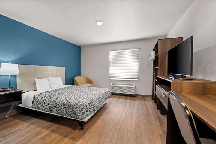 1 Queen Bed (8 of 13)