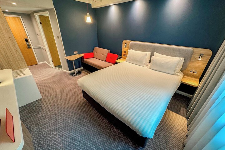Room 12 of 80
