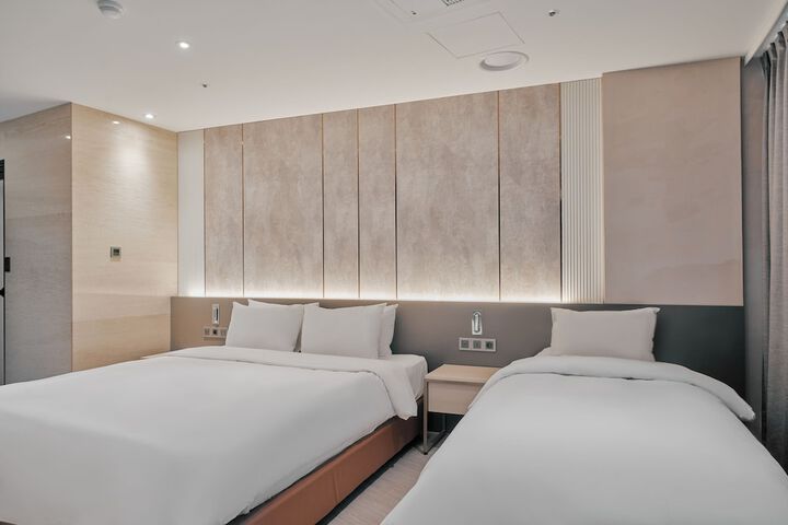 Room 8 of 72