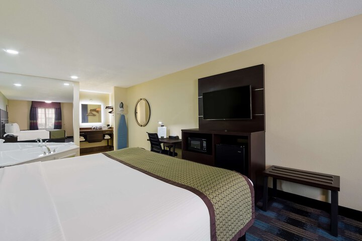 1 King Bed (2 of 18)