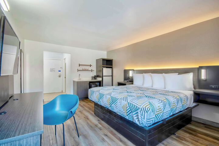 Room 6 of 25