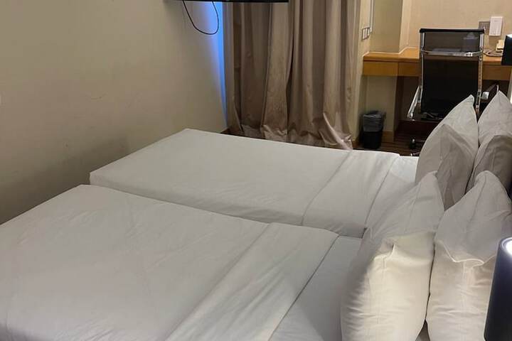 Room 17 of 46