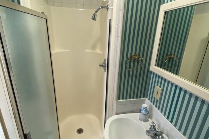 Basic Room 1 Double Bed Bathtub (3 of 10)