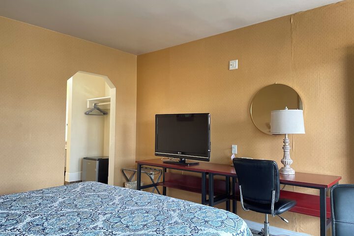 Room 8 of 16