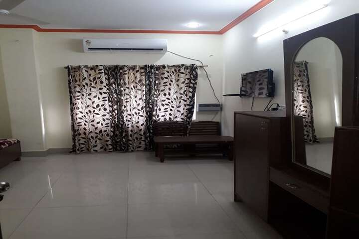 Room 13 of 16