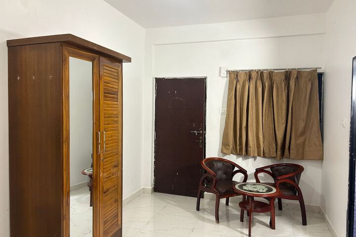Room 4 of 16