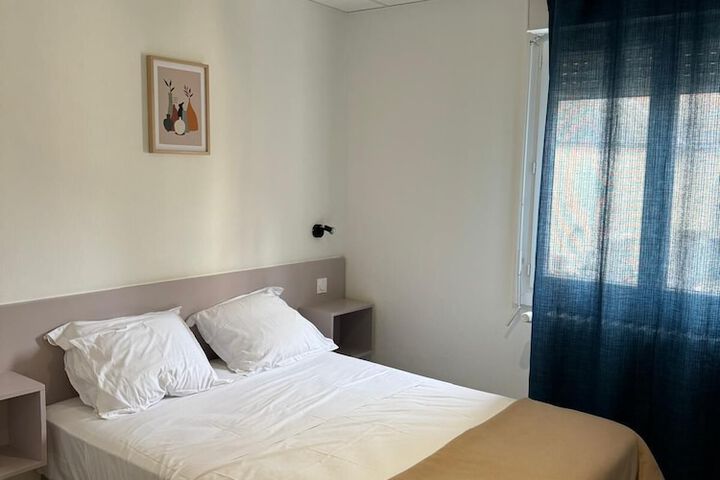 Room 5 of 12