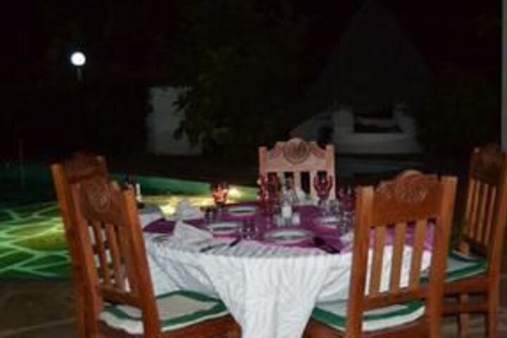 Dining 8 of 15