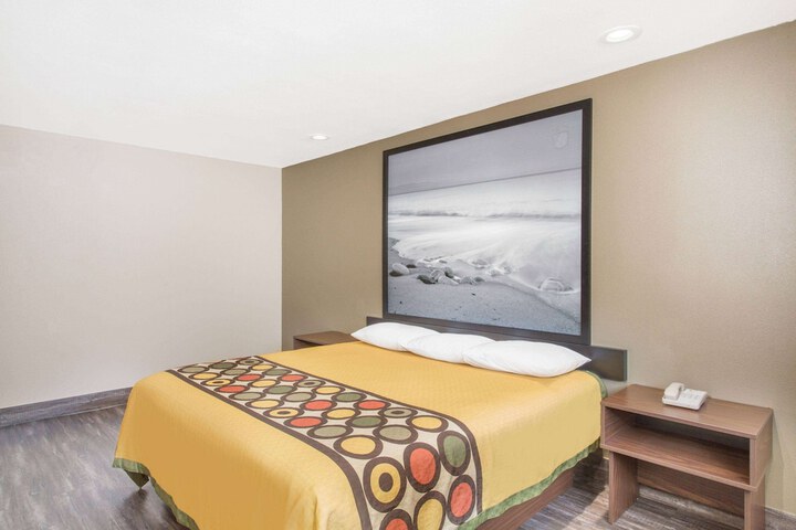 1 King Bed (1 of 20)