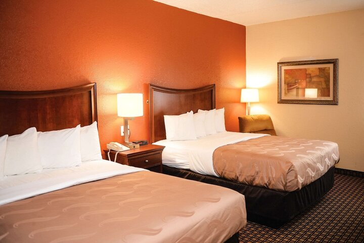 1 Queen Bed Accessible (9 of 11)