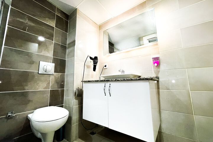 Room 4 of 9