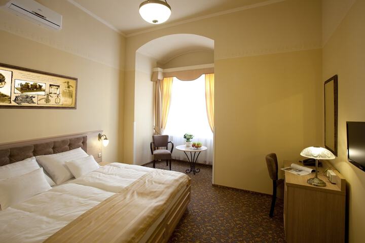 Room 8 of 27