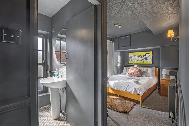 Room 4 of 51