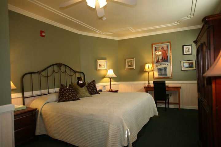 Deluxe King Bed (5 of 24)