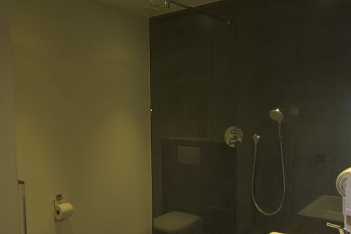 Room 6 of 33