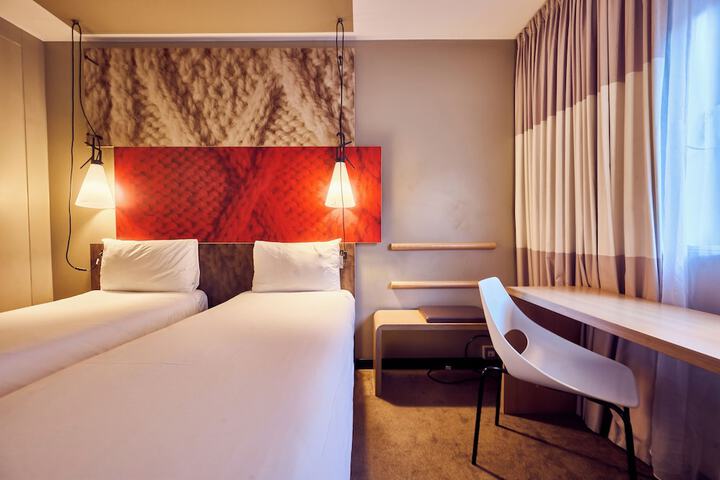 Room 13 of 30