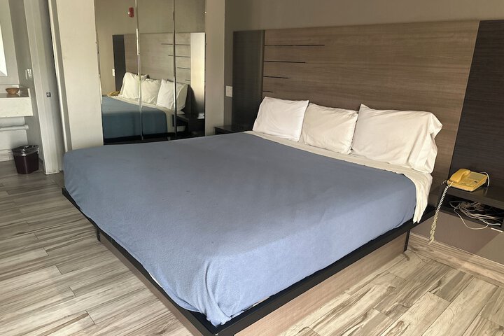 Room 4 of 6