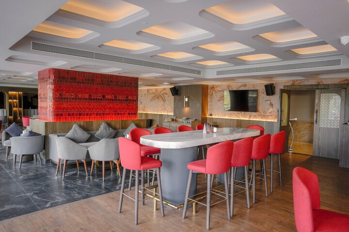 Lounge 72 of 81