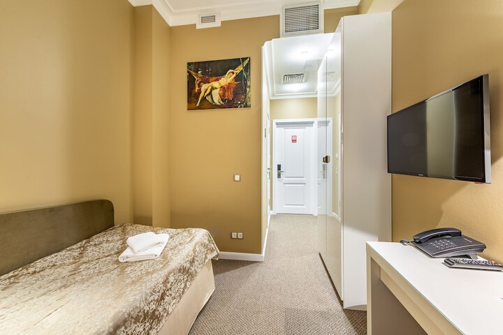 Room 12 of 30