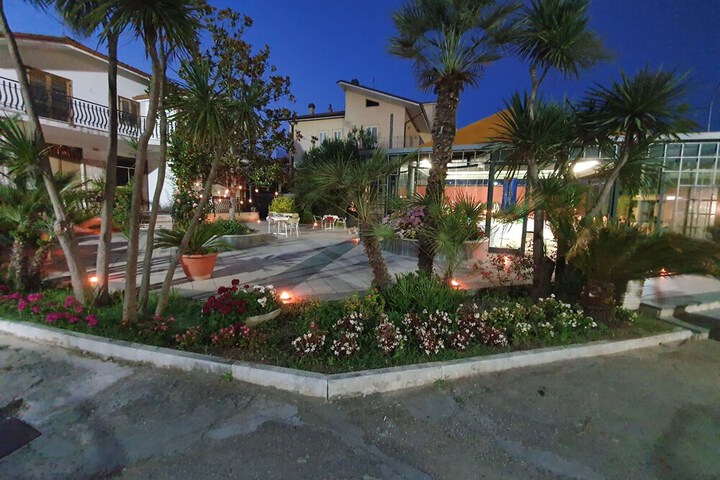 Hotel Exterior 49 of 51