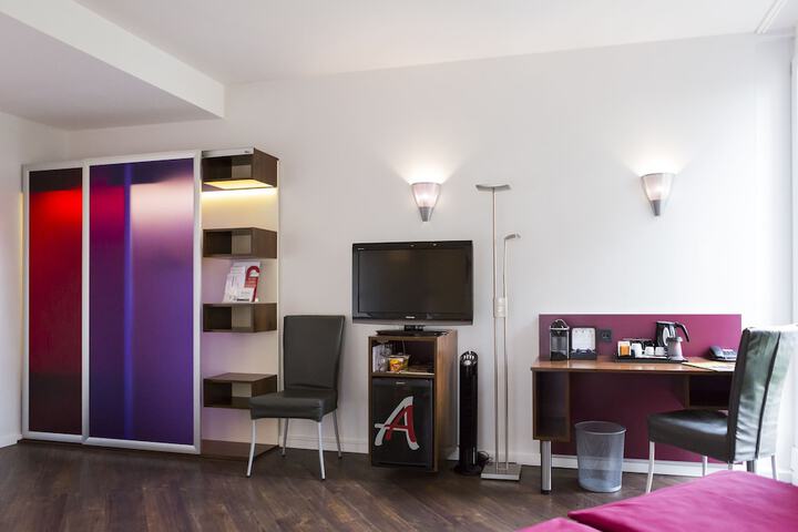 Room 5 of 77