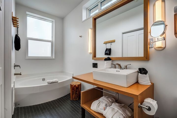 Room 42 of 77