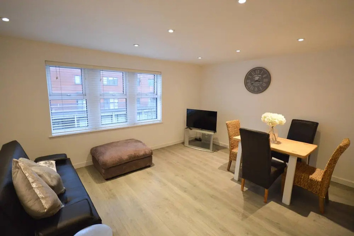 Photo of Spacious 2 Bed Flat With Parking in Bedminster