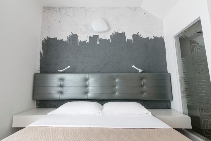 Room 10 of 42