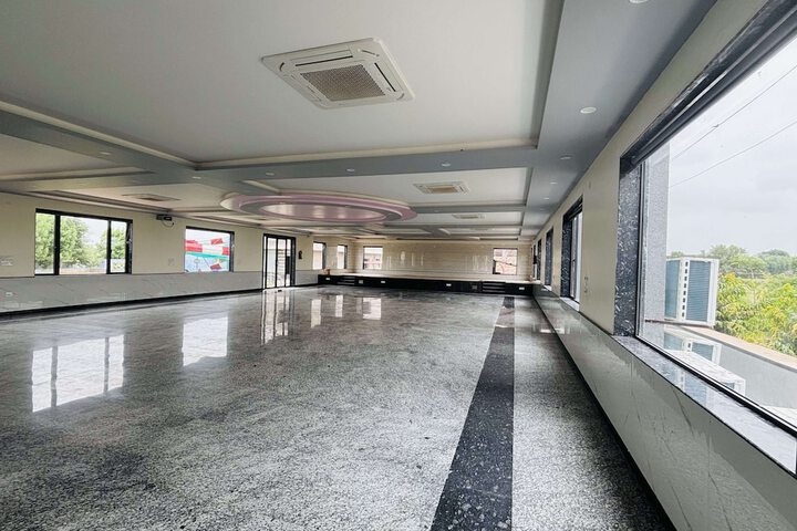 Ballroom/Hall 24 of 31