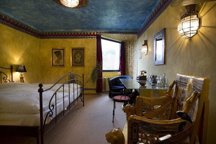 Room 90 of 283