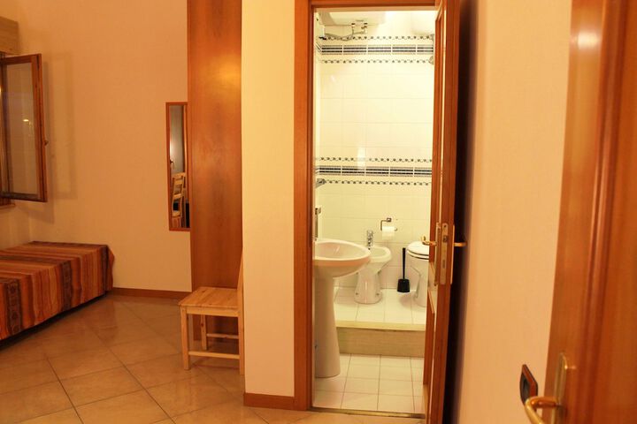 Room 17 of 25