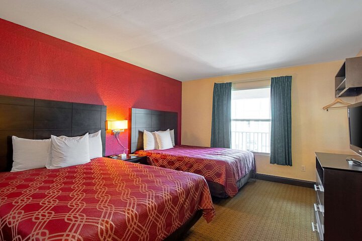 2 Queen Beds (2 of 8)
