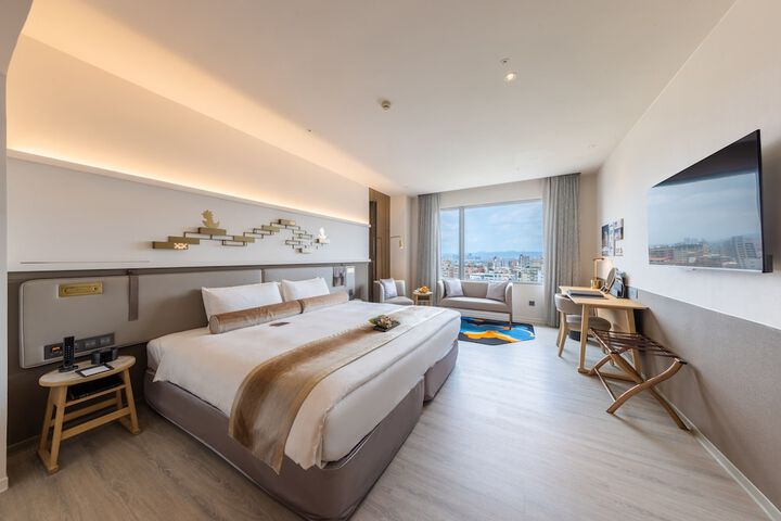 Room 8 of 32