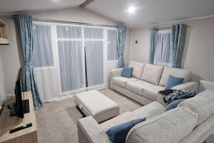 Family Caravan - Sleeps 6 - Pet Friendly - Parking in Colchester