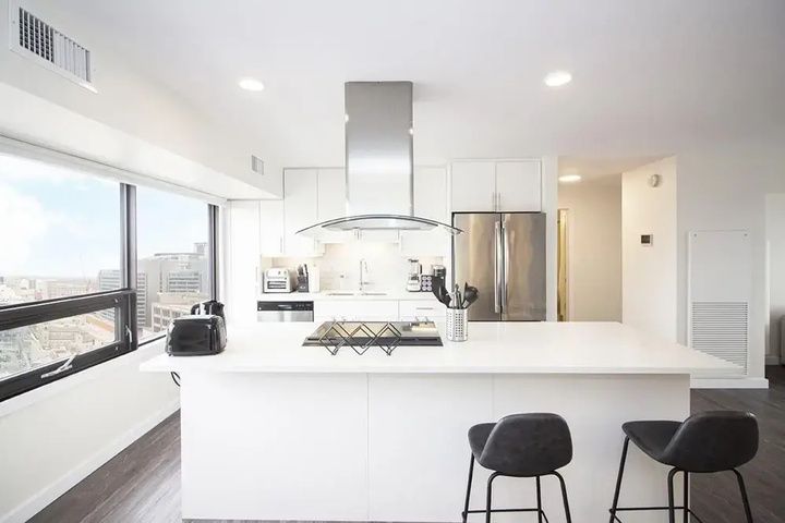 Spectacular 2bedroom and 2bath Penthouse With Parking