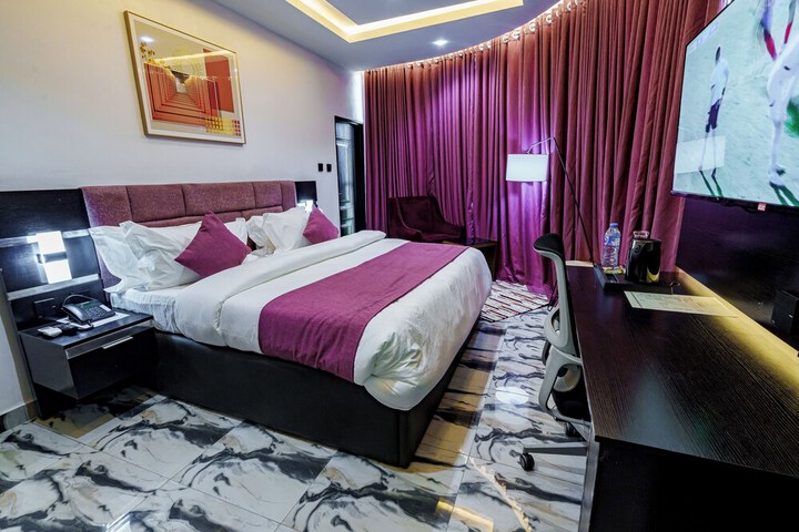 Room 27 of 87