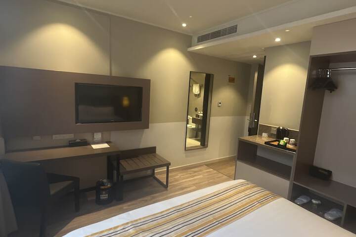 Room 28 of 41