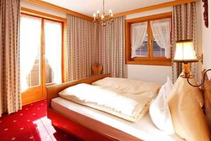 Room 5 of 6