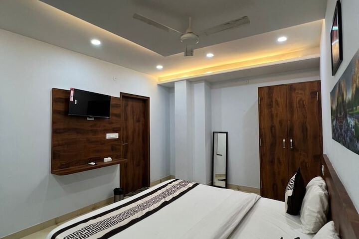 Room 4 of 13